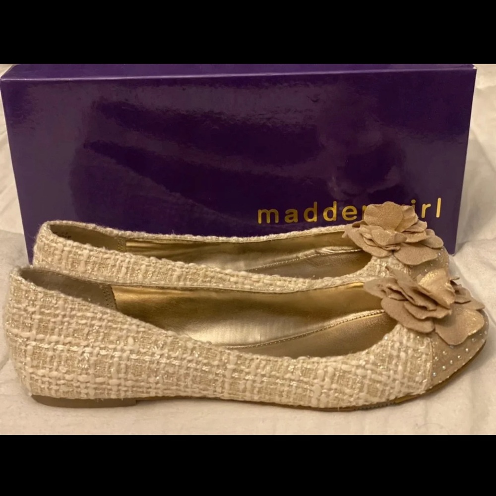 7.5 Beige/gold woven women’s flats